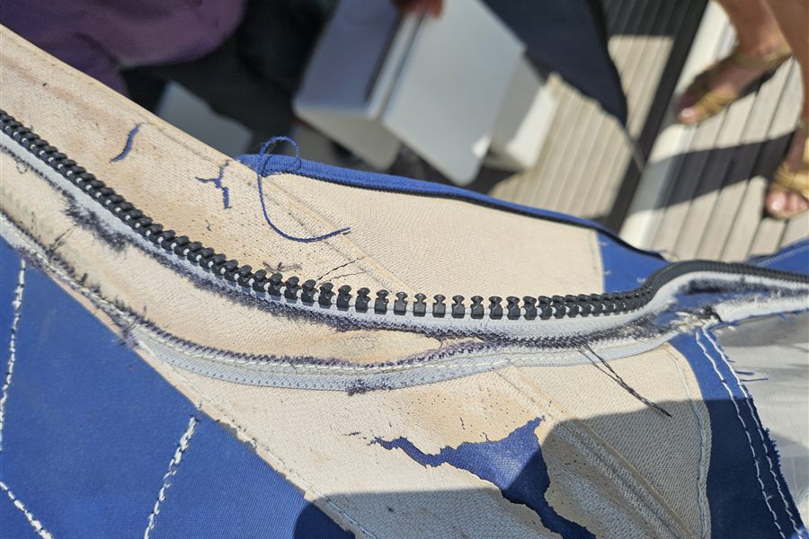 Fermeture éclair et coutures usées sur une capote de bateau, avant réparation