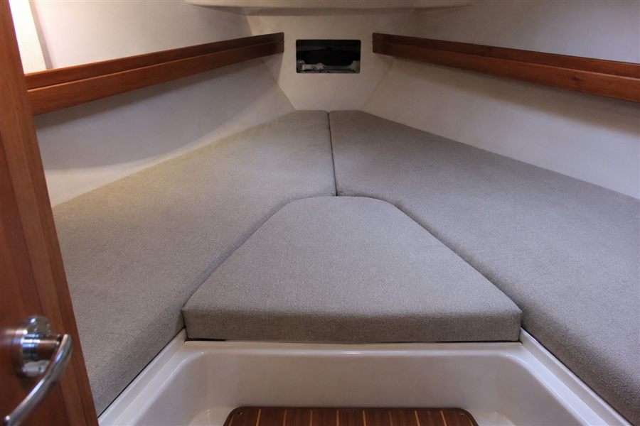 Matelas sur mesure d'une couchette en V, en tissu gris chiné