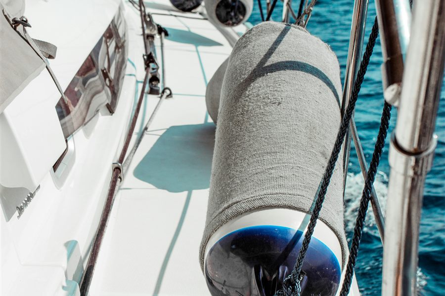 Pare-battage protégé par une housse en tissu, suspendu à la filière