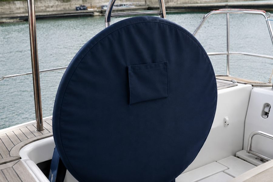 Housse de protection bleu marine sur une barre à roue de voilier